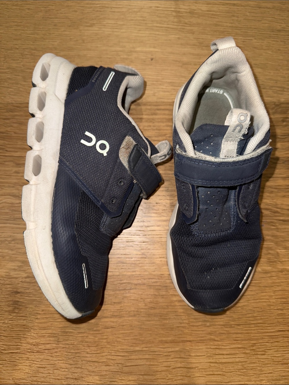 On Running Kids Navy White Athletic Sneakers with Hook-and-Loop Strap youth K1